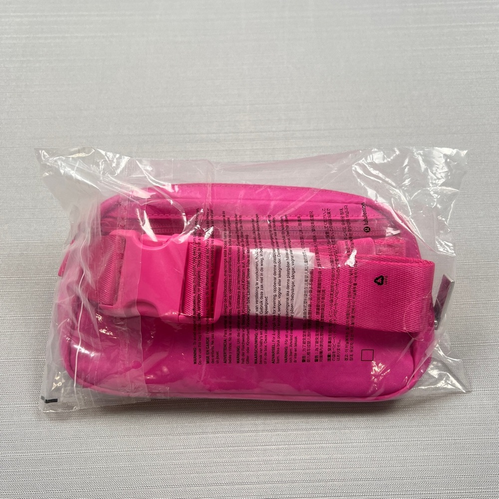 RARE! NEW Lululemon Everywhere Belt Bag (1L) - SONIC PINK - Dopamine Unisex - Picture 2 of 12